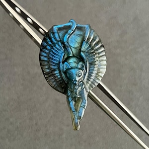 1PC Natürliche Labradorit Flügel Katze schnitzen, Blue Flash Labradorit Hand geschnitzte Halloween Schnitzereien, Carving Home Decor