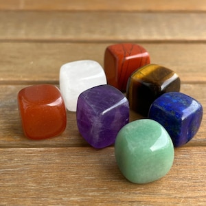 Naturliga sju chakra fyrkantiga stenar, handskurna chakrastenar, 7 delar chakra helande stenar, 7 chakra kubstenar, chakrastenar
