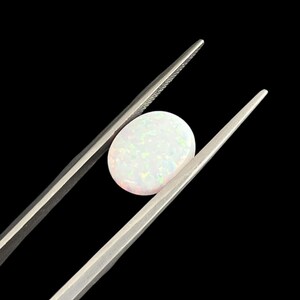 Owalny kaboszon z białego opalu hodowanego w laboratorium, 3 x 5 mm do 22 x 30 mm, płaski spód z syntetycznego opalu zdjęcie 12
