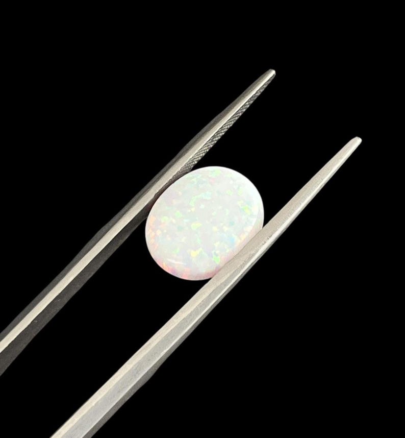 Owalny kaboszon z białego opalu hodowanego w laboratorium, 3 x 5 mm do 22 x 30 mm, płaski spód z syntetycznego opalu zdjęcie 12