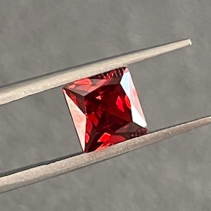 Vierkante granaatkleur, zirkonia (Zirkonia), vierkant briljantgeslepen, losse stenen, perfecte kleuren en kwaliteit: 2,5 x 2,5 mm-15 x 15 mm.