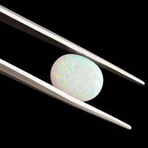 Owalny kaboszon z białego opalu hodowanego w laboratorium, 3 x 5 mm do 22 x 30 mm, płaski spód z syntetycznego opalu zdjęcie 13