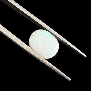 Owalny kaboszon z białego opalu hodowanego w laboratorium, 3 x 5 mm do 22 x 30 mm, płaski spód z syntetycznego opalu zdjęcie 9
