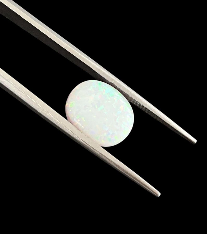 Owalny kaboszon z białego opalu hodowanego w laboratorium, 3 x 5 mm do 22 x 30 mm, płaski spód z syntetycznego opalu zdjęcie 9