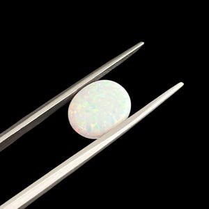 Owalny kaboszon z białego opalu hodowanego w laboratorium, 3 x 5 mm do 22 x 30 mm, płaski spód z syntetycznego opalu zdjęcie 14