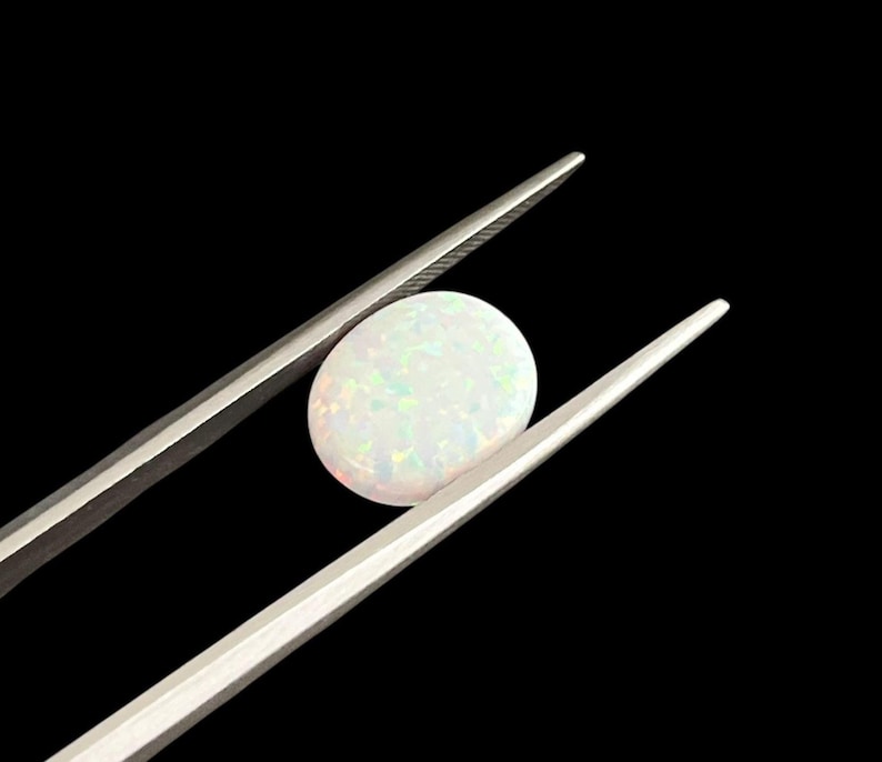 Owalny kaboszon z białego opalu hodowanego w laboratorium, 3 x 5 mm do 22 x 30 mm, płaski spód z syntetycznego opalu zdjęcie 14