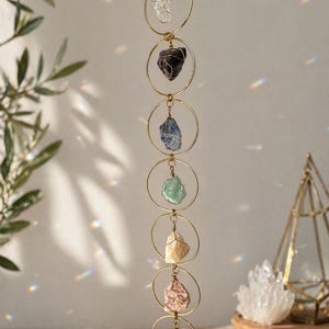7 Chakra Kristallhänge, Meditationdekor, Rå Ädelstens Solfångare för Yoga och Meditation Rum, Boho Fönsterhänge, Inflyttningspresent