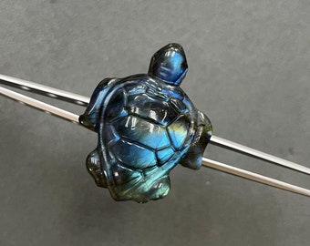 手彫りのラブラドライト製亀の置物（ブルーフラッシュ付き