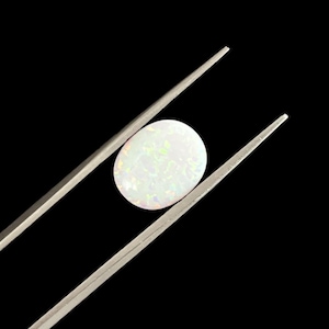 Owalny kaboszon z białego opalu hodowanego w laboratorium, 3 x 5 mm do 22 x 30 mm, płaski spód z syntetycznego opalu zdjęcie 11