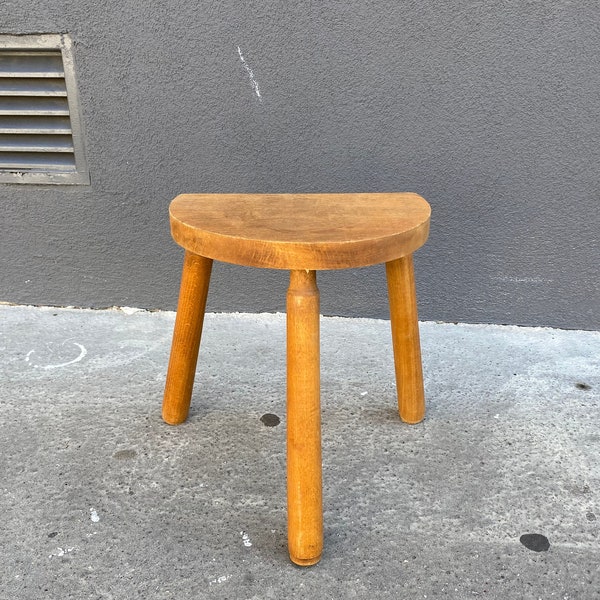 Ancien tabouret de ferme en bois clair, tabouret tripode rustique années 70, tabouret demi-lune brutaliste