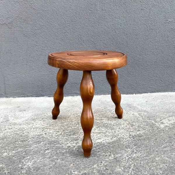 Antique Brittany tripod stool in varnished wood, rustic farm stool from 70s