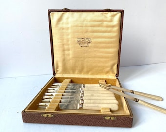 French antique box of 10 seafood cutlery 1920, snail picks in bakelite and brass 20th century