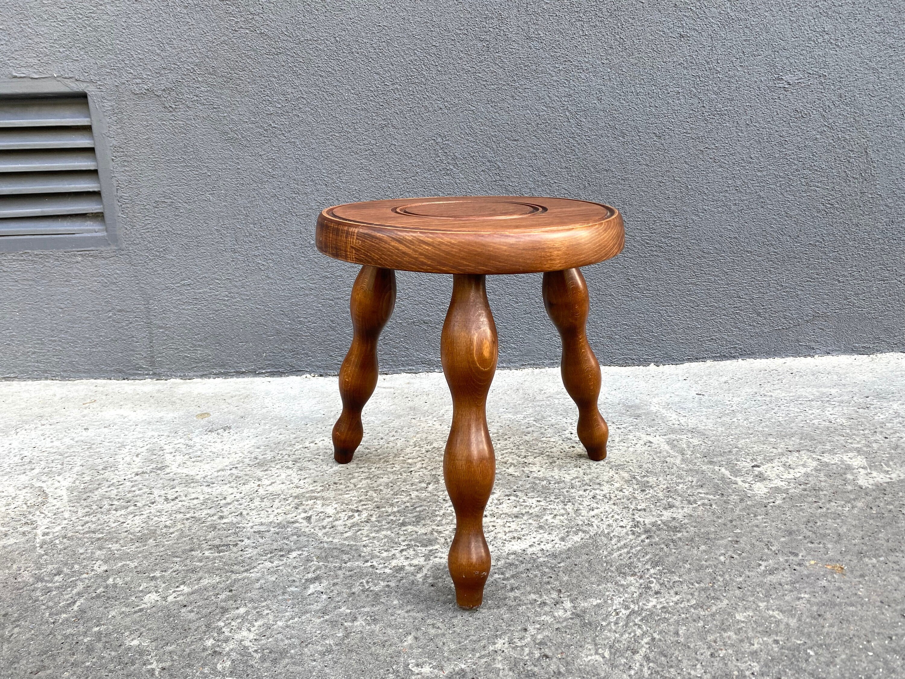 ancien tabouret tripode breton en bois verni, de ferme rustique années 70