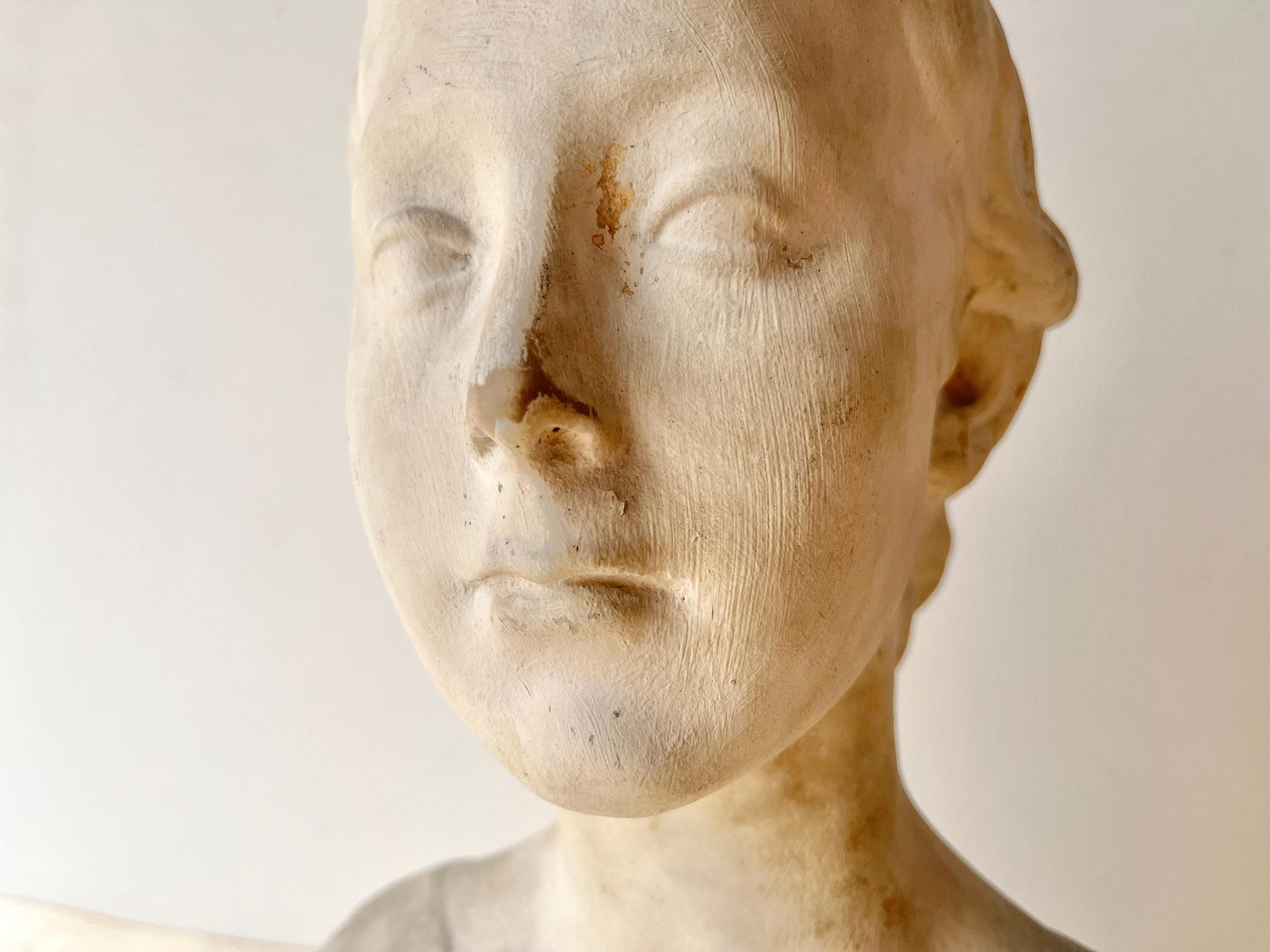 1870年頃の子供の石膏胸像、少年のアンティーク胸像、スタジオ彫刻