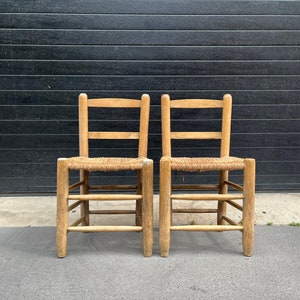 Set aus 2 Stühlen aus Stroh und Rohholz aus den 50er Jahren, rustikale Stühle, brutalistische Vintage-Möbel