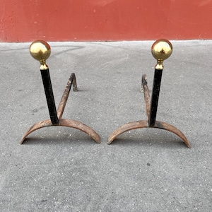 French pair of 1940s brass ball firedogs, antique fireplace andirons