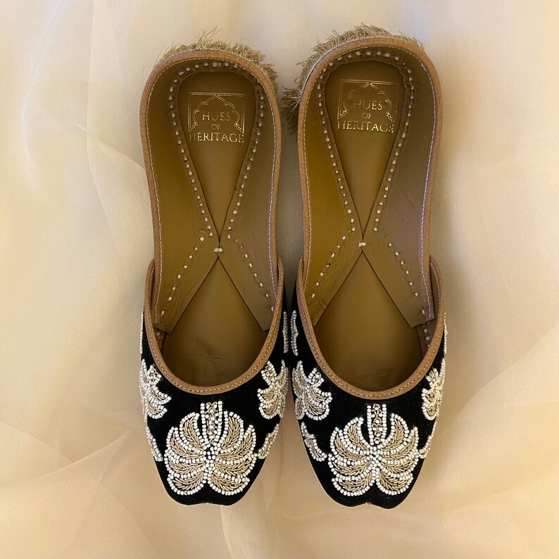 Zard Shehzaadi Velvet Embroidered Jutti