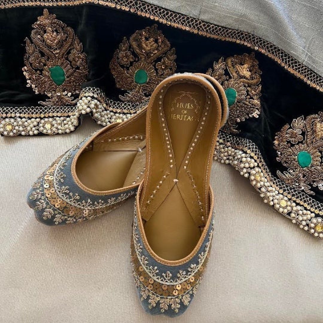 Zard Shehzaadi Velvet Embroidered Jutti main image 1
