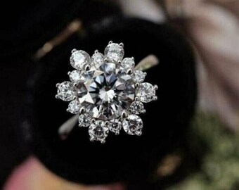Splendido anello Moissanite, Anello Moissanite incolore rotondo da 2,1 ct, Placcato in oro bianco 14K, Anello Sunburst, Anello di fidanzamento, Regali di nozze