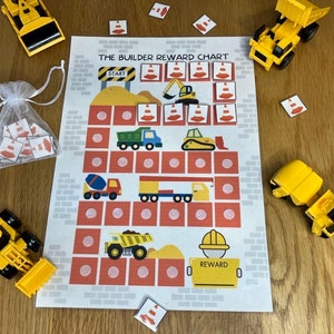 Pode incluir: Um gráfico de recompensa imprimível com tema de construção com uma escavadeira amarela, um caminhão basculante, um misturador de cimento e um caminhão basculante. O gráfico tem uma seção de início e uma seção de recompensa com espaços para adesivos. Há também vários veículos de construção de brinquedo amarelos ao redor do gráfico.