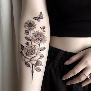 Individuelles Fine Line Familie Geburt Blumen Tattoo | Zierliches Blumenstrauß-Design | Personalisierte einzigartige Geschenkidee | Geschenk für Mama | Geschenk für Oma