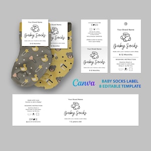 Puede incluir: Dos pares de calcetines para bebé con etiquetas adjuntas. Un par es gris con patrones de patos y estrellas amarillas, el otro es amarillo con patrones de osos y estrellas. Las etiquetas dicen "Baby Socks" y "0-6 Months".