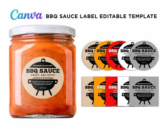Könnte beinhalten: Ein Glas gefüllt mit orangefarbener BBQ-Sauce mit einem braunen Papier-Etikett, auf dem "Homemade by your name BBQ Sauce Sweet and Spicy" steht. Das Etikett zeigt eine Schwarzweiß-Illustration eines Grills.
