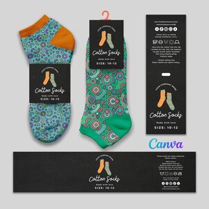 Pode incluir: Dois pares de meias de tornozelo com embalagem de papel preto. Um par apresenta um fundo azul com formas geométricas coloridas e punhos laranja. O outro par tem um fundo verde com círculos concêntricos e punhos verdes. O texto inclui Cotton Socks.