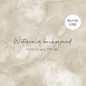 Puede incluir: Un fondo de acuarela beige con una textura sutil y nublada. El texto "Watercolor background" y "12x12inch jpeg 300 dpi" está impreso en la parte inferior de la imagen. Un círculo blanco con el texto "Buy 5 Get 5 FREE" está en la esquina superior derecha.