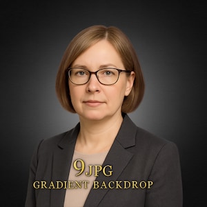 Peut inclure: Une femme portant des lunettes et un blazer gris foncé. L'image contient le texte "9 JPG GRADIENT BACKDROP" en lettres dorées en bas. Le fond est un dégradé gris foncé.
