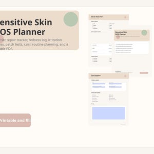 Könnte beinhalten: Eine weiße Keramik-Tasse mit schwarzem Henkel und dem Text "But First, Coffee" in fetter, schwarzer Schrift. Die Tasse steht vor einem verschwommenen Hintergrund, der eine gemütliche Umgebung suggeriert.