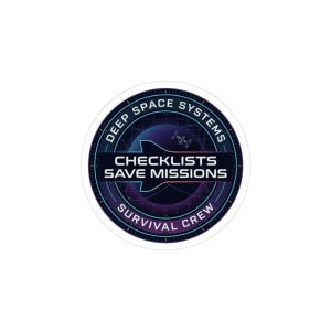 Puede incluir: Una pegatina circular con el texto "DEEP SPACE SYSTEMS" y "SURVIVAL CREW" en blanco, rodeando un diseño central. El diseño presenta una nave espacial estilizada y el texto "CHECKLISTS SAVE MISSIONS" en blanco.