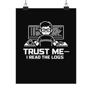 Puede incluir: Póster en blanco y negro con un programador de dibujos animados con gafas, sentado en un escritorio con un monitor de ordenador, una taza de café y un ratón. El texto "TRUST ME - I READ THE LOGS" se muestra debajo.