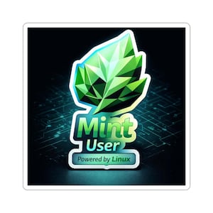 Könnte beinhalten: Ein quadratischer Aufkleber mit dem "Mint User"-Logo. Das Design zeigt ein stilisiertes grünes Blatt, die Worte "Mint User" in Grün und Weiß und den Text "Powered by Linux" in einer weißen Box, alles vor einem dunkelblauen Hintergrund.