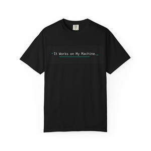 Camiseta "Funciona na minha máquina" | Humor tecnológico minimalista, modo escuro monoespaçado