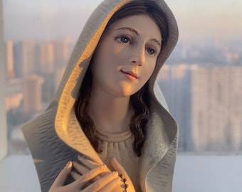 Estatua de la Virgen María pintada a mano con rosario - 12 cm