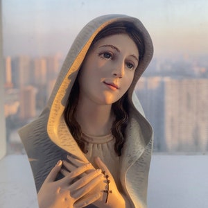 Estatua de Nuestra Señora sosteniendo el rosario, Escultura de la Virgen María, Estatua de la Virgen María rezando