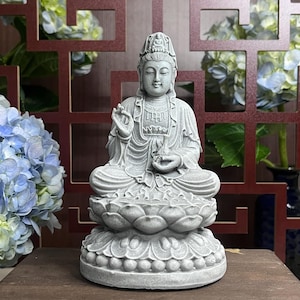 翡翠の観音像 蓮の花の彫刻
