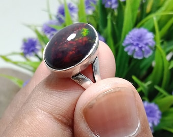 Anillo de plata de ley con ópalo etíope arcoíris hecho a mano.