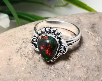 Anillo de promesa hecho a mano con ópalo etíope en forma de pera y plata de ley 925.