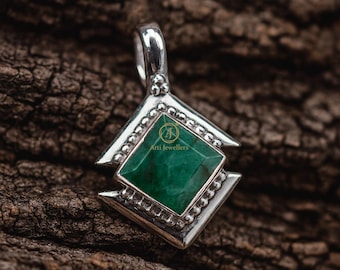 Colgante de esmeralda verde natural en plata de ley 925 con baño de oro amarillo y rosa de 18k. Joyería de regalo para mujer. Joyería de boda. Regalo para ella.
