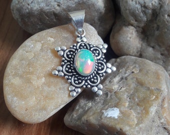 Regenboog Ethiopische opaal hanger ketting, handgemaakt sterlingzilver