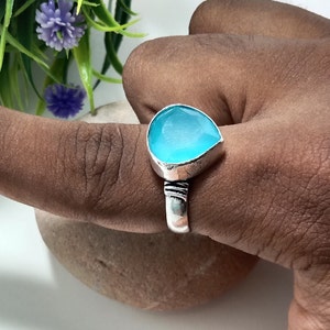 Anel de pedra calcedônia azul natural, anel de prata esterlina 925 pura, anel de design feito à mão, anel de pedra azul, presente de dia dos namorados, joia para mulheres