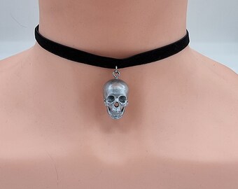 Zwarte choker ketting met een zilveren schedellint/tape