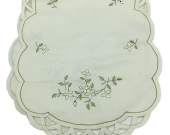 Cutwork 35" Table Runner Machine Embroidery White Green Floral Spring Easter VTG
