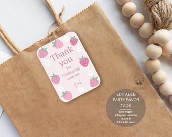 Puede incluir: Etiquetas de regalo de fiesta imprimibles rosas y blancas con fresas y flores. Las etiquetas dicen "Gracias por celebrar conmigo".