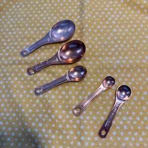 Set di 5 cucchiai dosatori vintage in alluminio rivestito di rame.