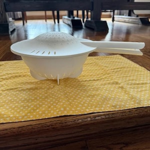 Vintage Tupperware 2-Quart White Double Colander/Strainer With Locking Lid