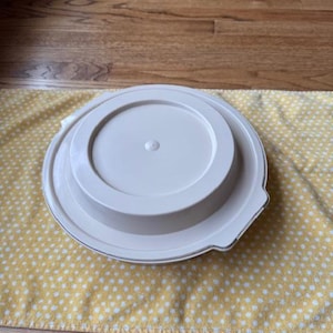 Vintage Pyrex Pie Keeper Carrier
