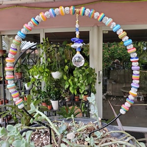 Piquet arc-en-ciel perlé. treillis orné de bijoux, décoration de cache-pot en forme de cœur. cache-pot en perles. piquet de plante en verre, cadeau de Saint-Valentin.